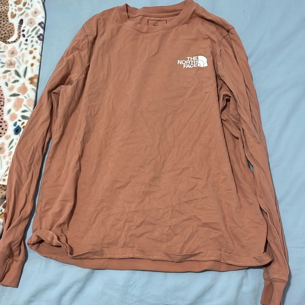 North face salmon coloured long sleeve women’s shirt. In PERFECT condition.